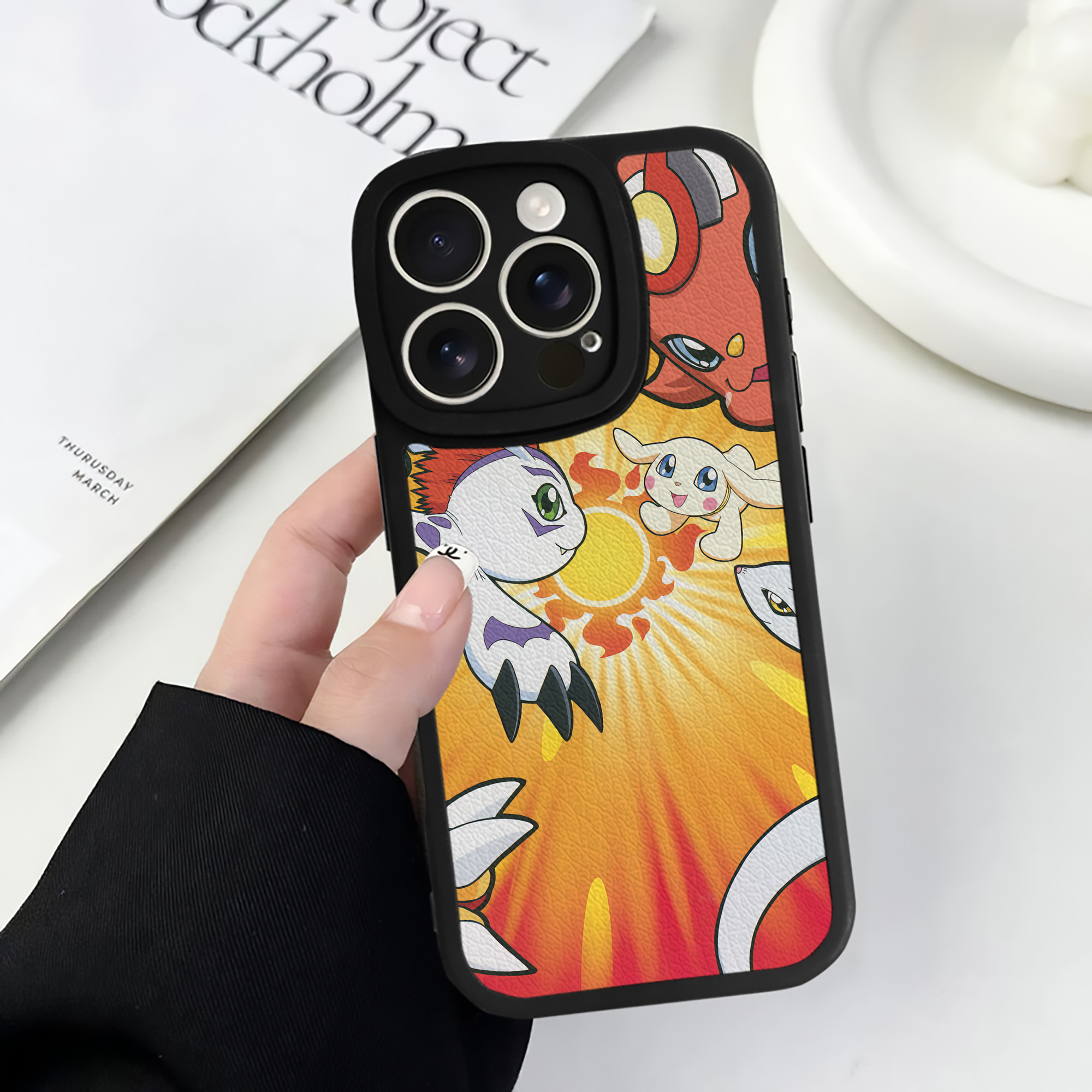 （画像用） Digimon デジタルモンスター/デジモン 【iPhone 16シリーズ対応】シリコンスマホケース（レザー調） 材質：シリコン